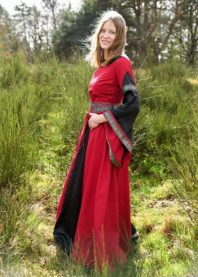 Robe bliaut Joséphine rouge et noire portée de profil, avec ceinture et manches trompette pour reconstitution, GN ou LARP