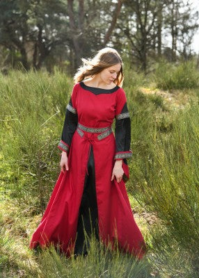 Robe bliaut Joséphine rouge et noire avec large jupe fendue et manches contrastées, adaptée à la reconstitution, au GN ou au LARP