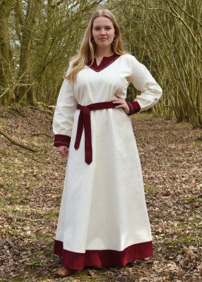 Robe viking Jona blanche en coton canvas, portée de face avec ceinture rouge et broderies contrastées pour reconstitution, GN ou LARP