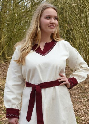 Robe viking Jona blanche en coton canvas, portée de dos avec ceinture rouge et coupe ample pour reconstitution, GN ou LARP