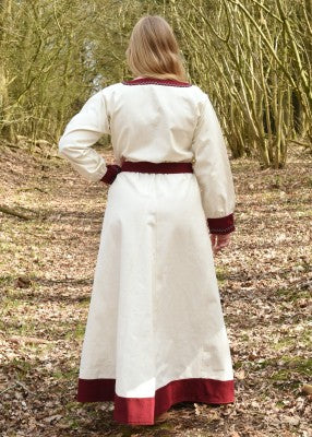 Robe viking Jona blanche en coton canvas, portée en pied dans les bois avec ceinture rouge pour reconstitution, GN ou LARP