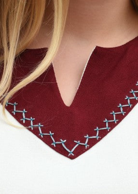 Robe viking Jona blanche en coton canvas, détail de l’encolure rouge avec broderies contrastées pour reconstitution, GN ou LARP