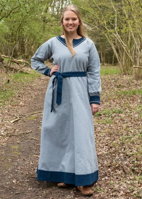 Robe viking Jona bleue en coton canvas, portée de face en pied avec ceinture bleue assortie pour reconstitution, GN ou LARP