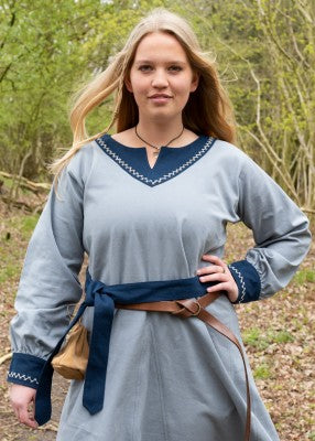 Robe viking Jona bleue en coton canvas, portée de face avec ceinture assortie et broderies contrastées pour reconstitution, GN ou LARP