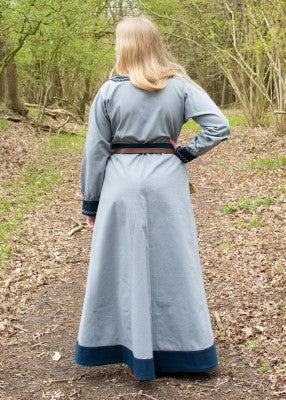 Robe viking Jona bleue en coton canvas, portée de dos avec ceinture assortie et coupe ample pour reconstitution, GN ou LARP