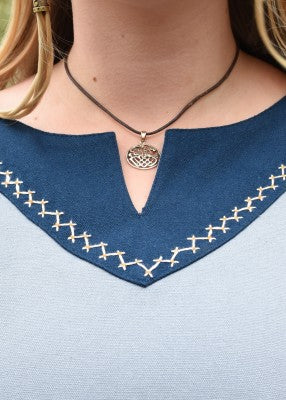 Robe viking Jona bleue en coton canvas, détail de l’encolure bleue avec broderie et pendentif pour reconstitution, GN ou LARP