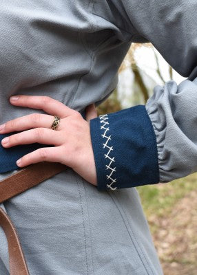 Robe viking Jona bleue en coton canvas, détail de la manche avec poignet bleu brodé visible pour reconstitution, GN ou LARP