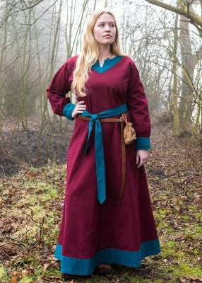 Robe viking Jona rouge et bleue en coton canvas, portée de face avec ceinture bleue et coupe ample pour reconstitution, GN ou LARP