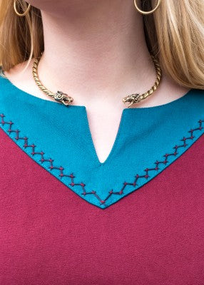 Robe viking Jona rouge et bleue en coton canvas, détail de l’encolure bleue brodée et du collier pour reconstitution, GN ou LARP