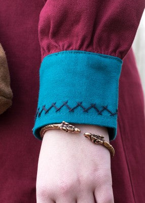 Robe viking Jona rouge et bleue en coton canvas, détail de la manche avec poignet bleu brodé pour reconstitution, GN ou LARP