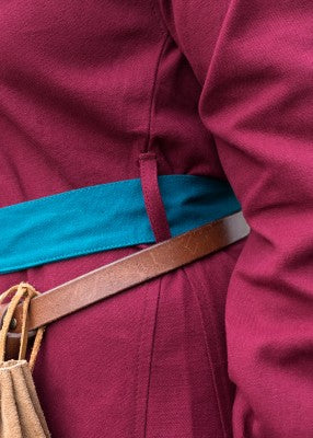 Robe viking Jona rouge et bleue en coton canvas, détail de la taille avec ceinture bleue et lien latéral pour reconstitution, GN ou LARP