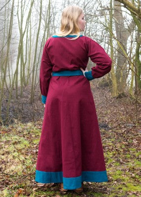 Robe viking Jona rouge et bleue en coton canvas, portée de dos avec ceinture bleue et coupe ample pour reconstitution, GN ou LARP