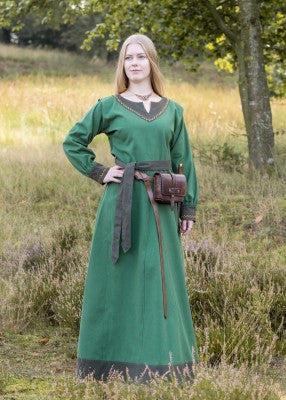 Robe viking Jona en coton canvas vert, portée de face en pied avec ceinture olive et coupe ample pour reconstitution, GN ou LARP