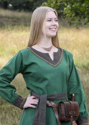 Robe viking Jona en coton canvas vert, portée de face avec ceinture olive et détails contrastés pour reconstitution, GN ou LARP