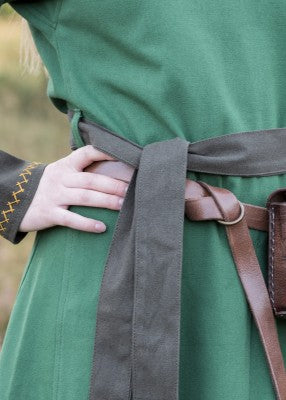 Robe viking Jona en coton canvas vert, détail de la taille avec ceinture olive et lien visible pour reconstitution, GN ou LARP