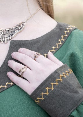 Robe viking Jona en coton canvas vert, détail de l’encolure et de la manche avec broderies contrastées pour reconstitution, GN ou LARP