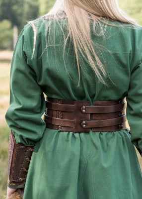 Robe viking Jona en coton canvas vert, portée de dos avec large ceinture en cuir et brassard visible pour reconstitution, GN ou LARP