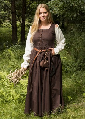 Robe médiévale Lene brun foncé sans manches, portée en forêt sur sous-robe écrue, ceinture cuir, jupe froncée, poches, bourse