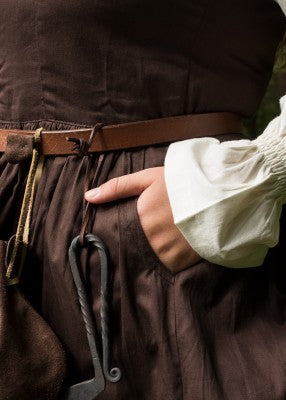 Robe médiévale Lene brun foncé, gros plan sur poche intégrée à la hanche et ceinture, jupe froncée, coton sergé, boutons bois