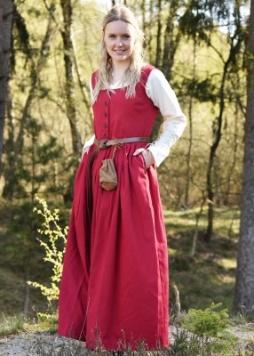 Robe médiévale Lene rouge sans manches, portée en extérieur sur chemise écrue, ceinture et bourse, jupe froncée ample, poches