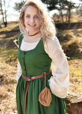 Robe médiévale Lene verte sans manches, portée avec sous-robe écrue et bourse, boutons bois, jupe froncée ample, style viking