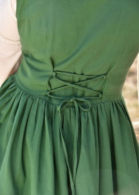 Robe médiévale Lene verte, détail du laçage au dos pour ajuster le corsage, jupe froncée et coton sergé 100%, sans manches