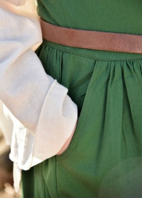 Robe médiévale Lene verte, détail de poche latérale et ceinture à la taille, jupe froncée, coton sergé, boutons bois, viking