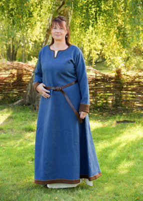 Robe viking Lykka bleue portée en extérieur avec ceinture, pour reconstitution historique, GN et LARP