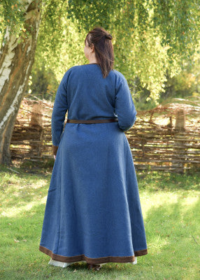 Vue arrière de la robe viking Lykka bleue avec coupe ample et godets pour reconstitution historique, GN et LARP