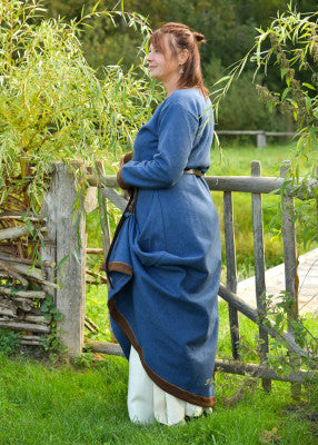 Vue de profil de la robe viking Lykka bleue, montrant le tombé ample et les finitions contrastées