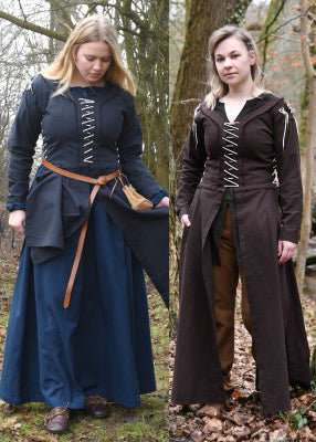 Sur-robe Marit à laçages présentée en deux coloris, bleu foncé et brun, pour reconstitution historique, GN et LARP