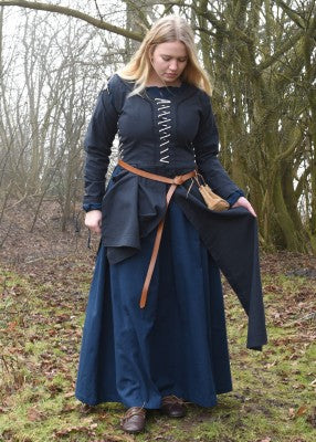 Sur-robe Marit bleu foncé à laçages, portée en extérieur avec ceinture pour reconstitution historique, GN et LARP