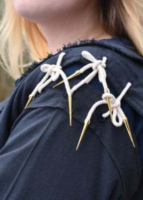 Détail des liens fixant les manches amovibles sur la sur-robe Marit bleu foncé