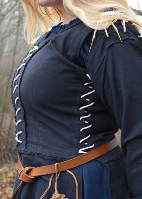 Détail de profil de la sur-robe Marit bleu foncé montrant les laçages latéraux et la coupe près du corps