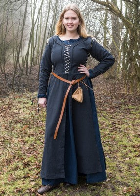 Sur-robe Marit bleu foncé à laçages, portée de face avec ceinture et aumônière pour reconstitution historique, GN et LARP