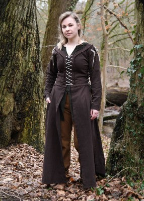 Sur-robe Marit brune à laçages, portée en extérieur avec cape et ceinture pour reconstitution historique, GN et LARP