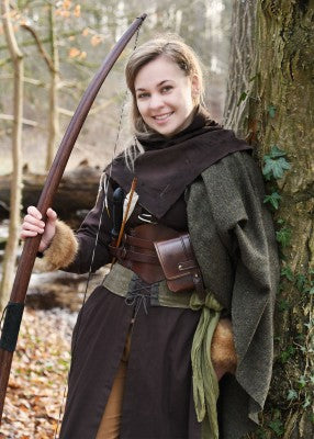 Sur-robe Marit brune à laçages portée en extérieur, de face, avec coupe ajustée et jupe évasée