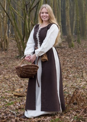 Sur-robe Marit brune portée avec cape, carquois et ceinture pour reconstitution historique, GN et LARP