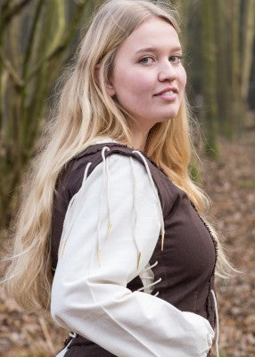 Sur-robe Marit brune portée sur robe blanche avec panier pour reconstitution historique, GN et LARP