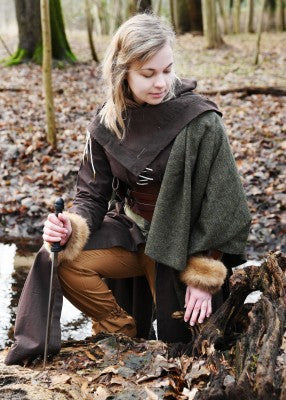 Portrait de profil de la sur-robe Marit brune montrant les liens d’épaule et le laçage latéral