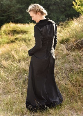 Robe médiévale Meira – noir – vue de dos portée – laçage dos et jupe très évasée, silhouette longue en extérieur en coton