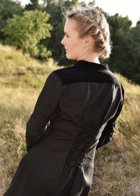 Robe médiévale Meira – noir – vue de dos rapprochée – laçage arrière et empiècement velours aux épaules, extérieur en coton