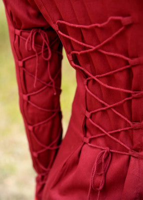 Robe médiévale Meira – rouge vin – gros plan laçage des manches et du côté, cordons croisés, réglage de l’aisance en coton