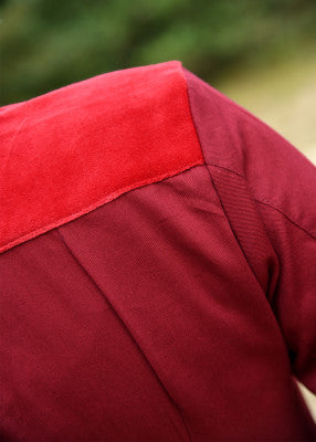 Robe médiévale Meira – rouge vin – gros plan empiècement velours à l’épaule, couture de l’empiècement et texture en coton