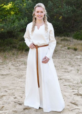 Robe médiévale Milla naturel – vue de face portée debout, robe longue ample en coton avec ceinture, encolure fendue médiévale