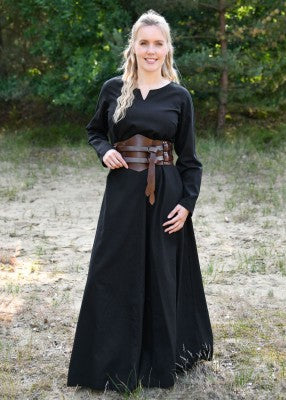 Robe médiévale Milla noir – vue de face portée, robe longue ample en coton, encolure fendue et manches longues, tenue viking