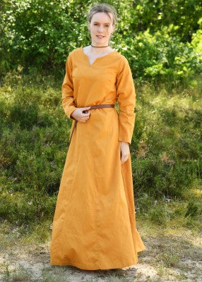 Robe médiévale Milla orange – vue de face portée, robe ample en coton, encolure fendue, ceinture fine, inspiration viking