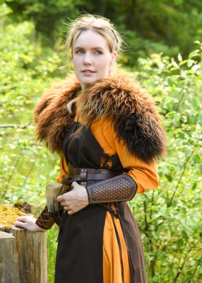 Robe médiévale Milla orange – tenue portée avec fourrure, robe coton à encolure fendue, inspiration viking en forêt verte