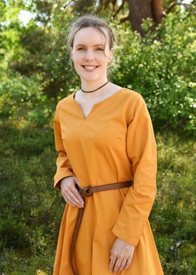 Robe médiévale Milla orange – portrait porté en extérieur, encolure fendue, manches longues, robe coton ample avec ceinture