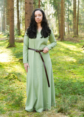Robe Tyra verte en coton portée en forêt avec ceinture, pour reconstitution historique, GN et LARP
